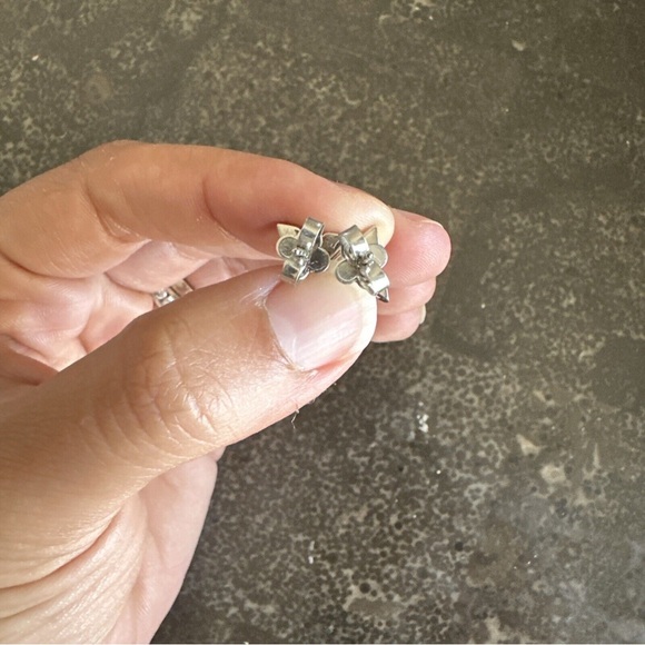 Louis Vuitton Essential V Silver Earrings - Picture 2 of 5